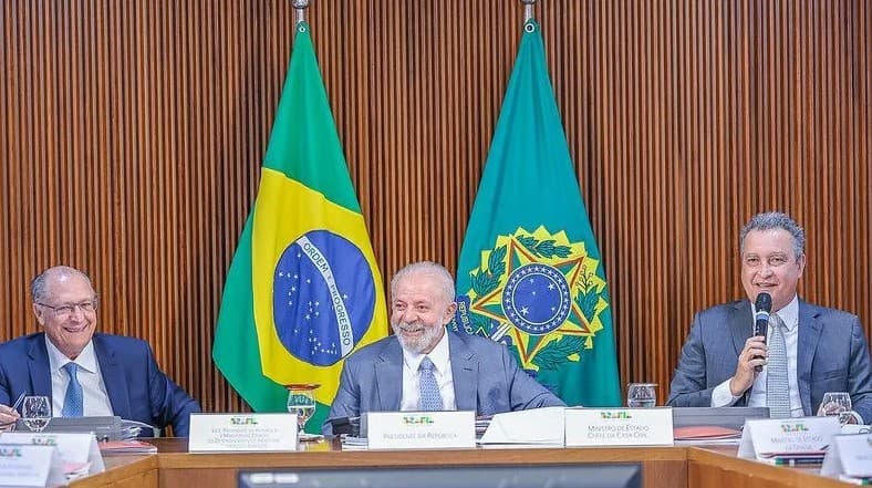 Lula veta ministros de anunciarem novos programas até “limparem” agenda