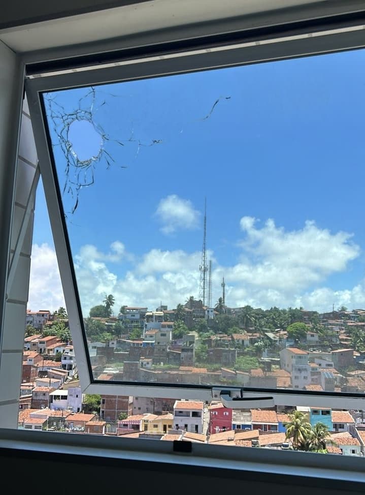 FOTOS: Cinco apartamentos de prédio em Areia Preta, em Natal, atingidos por tiros