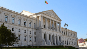 Direita de Portugal avança de 97 para 135 cadeiras no Parlamento