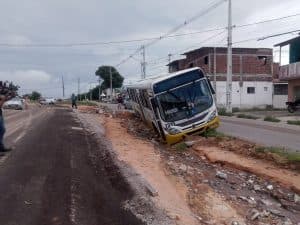 Ônibus cai em buraco na Zona Norte de Natal