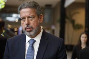Câmara se irrita com governo Lula e Senado e teme atraso de recursos antes da eleição