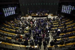 Oposição pressiona Lira a pautar PEC das drogas, e aliados de Lula já temem derrota
