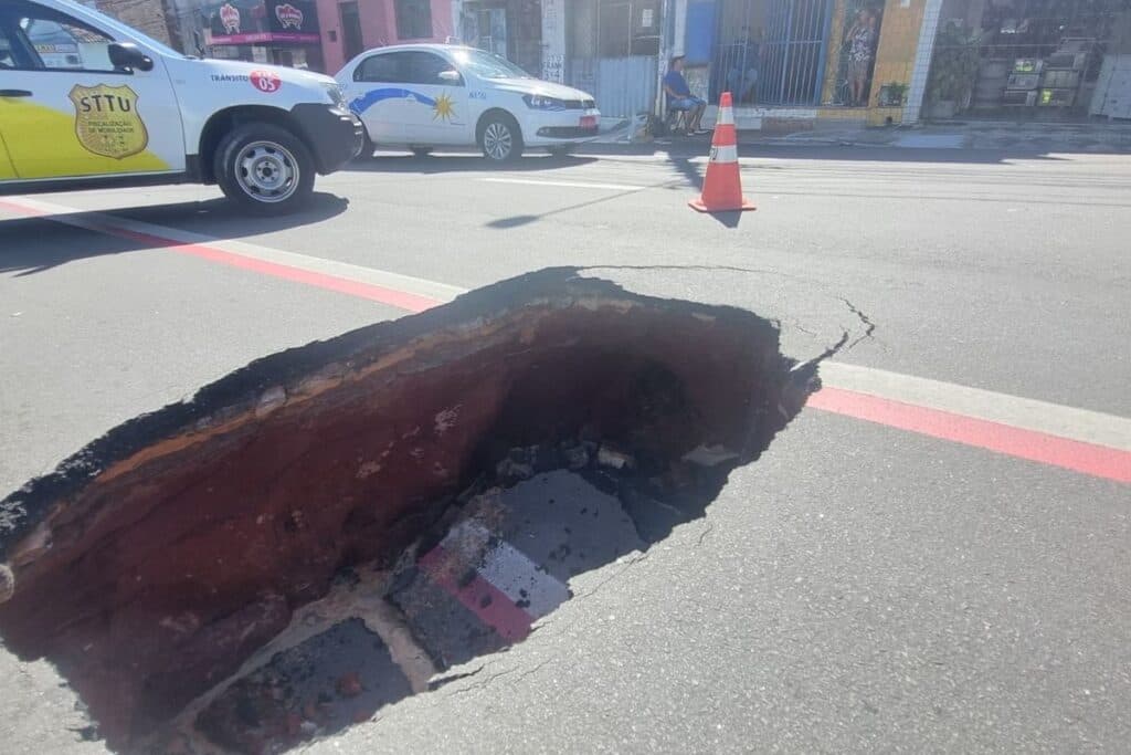 VÍDEO: Cratera se abre na Avenida Coronel Estevam, no Alecrim