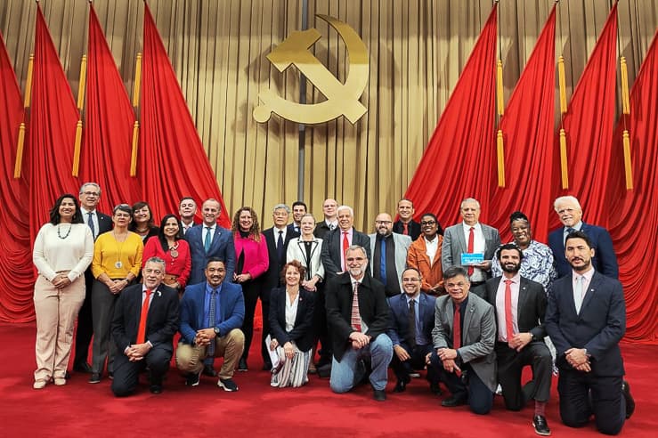 Em Pequim, Gleisi elogia “democracia” chinesa