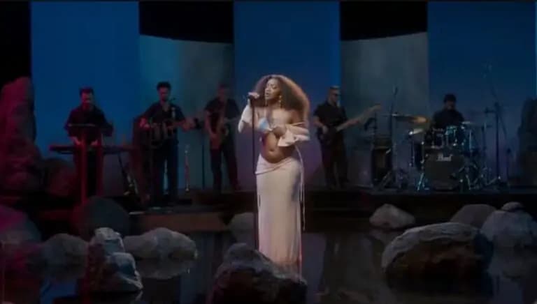 Cantora Iza faz live para fãs e exibe barriga de grávida pela primeira vez