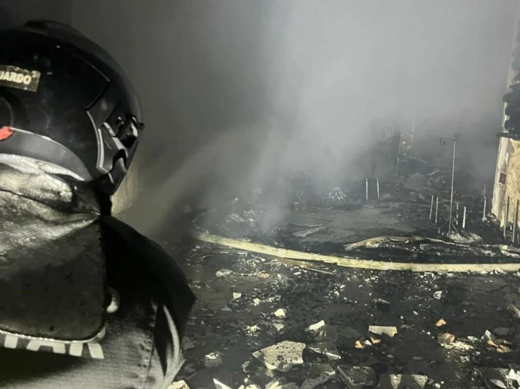 Bombeiros do RN controlam incêndio em shopping de Natal; três lojas pegaram fogo