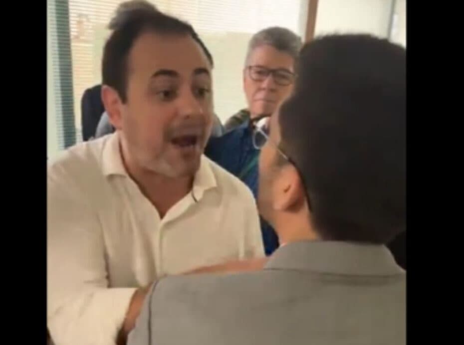 VÍDEO: Deputado do PSOL expulsa integrante do MBL da Câmara com chute