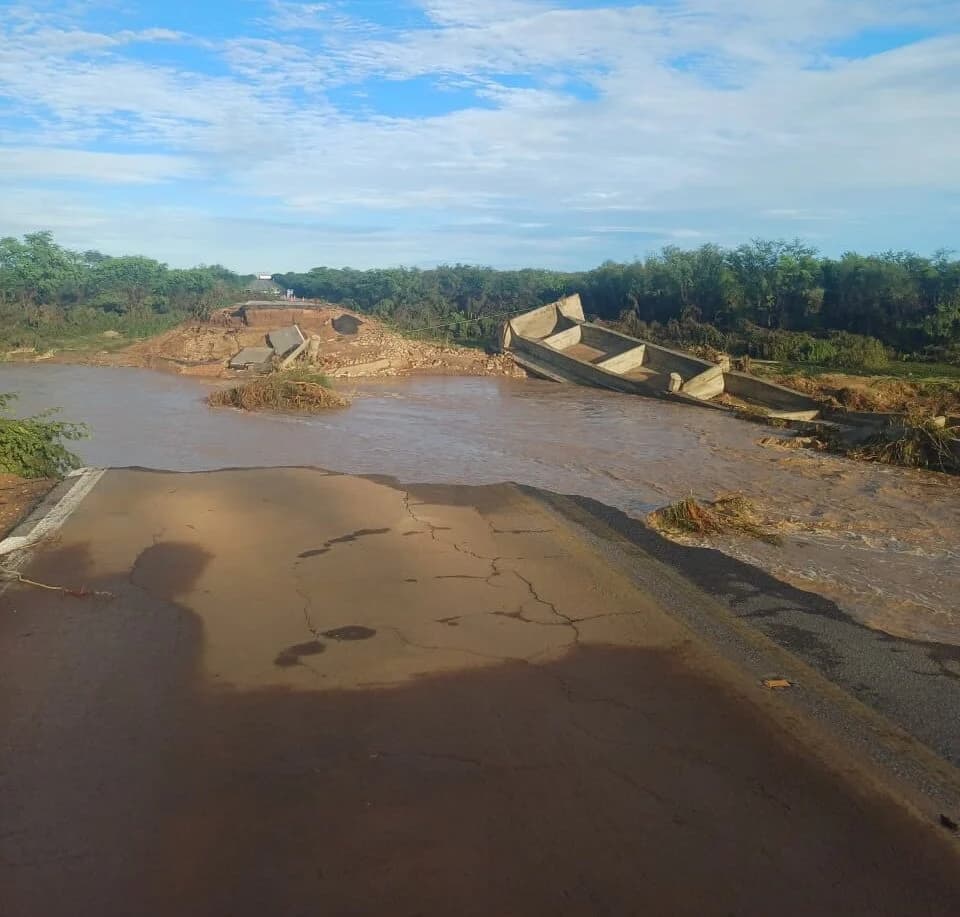Ônibus intermunicipais são suspensos com interdição de trecho da BR-304; veja linhas