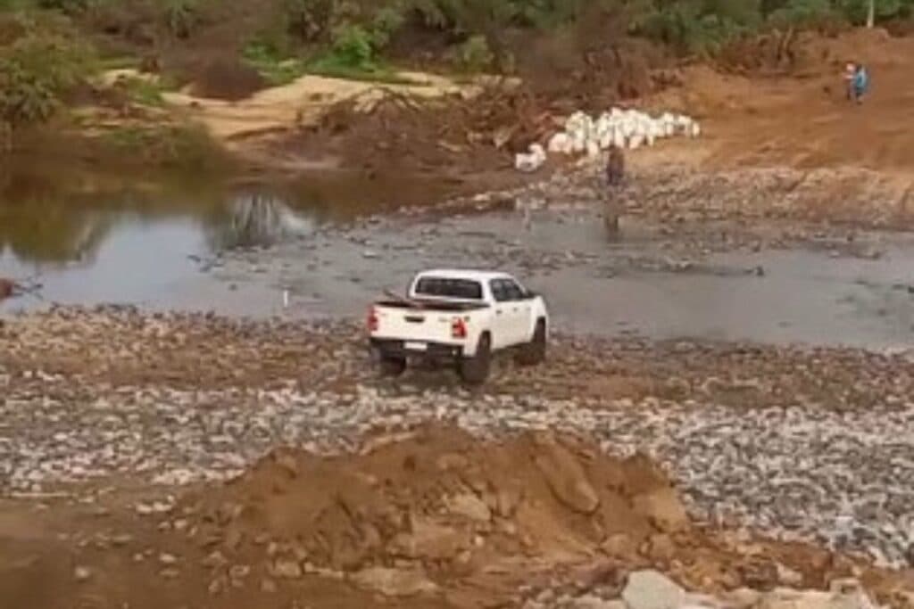 VÍDEO: Obra de desvio na BR 304 permanece alagada