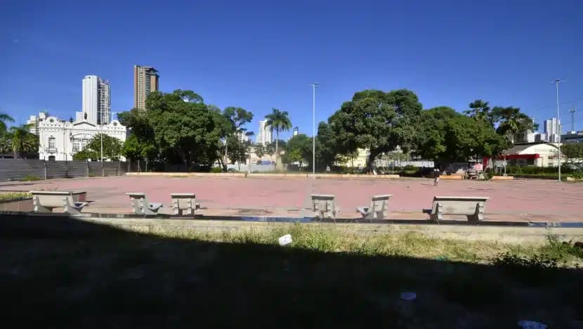 Praça Augusto Severo segue com reforma abandonada e sem previsão de ser retomada