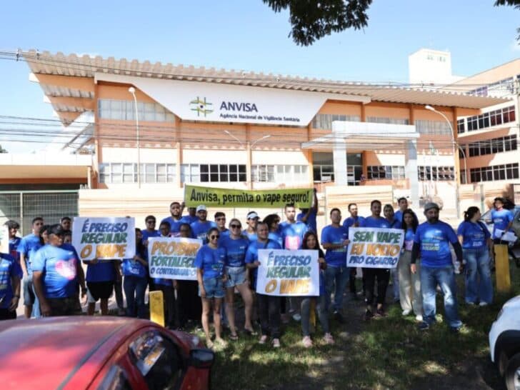 Manifestantes fazem ato em frente à Anvisa pedindo liberação do cigarro eletrônico