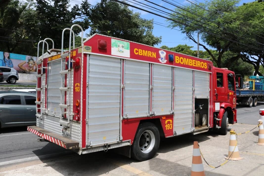 Bombeiros controlam fogo em garagem de casa em São Gonçalo do Amarante