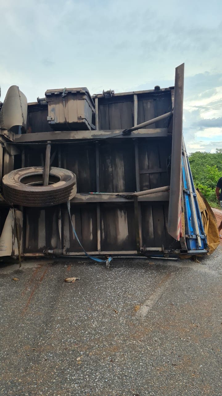 VÍDEO E FOTOS: Carreta tomba na BR-406 e fica atravessada na pista; Acidente ocorreu próximo a Jandaíra