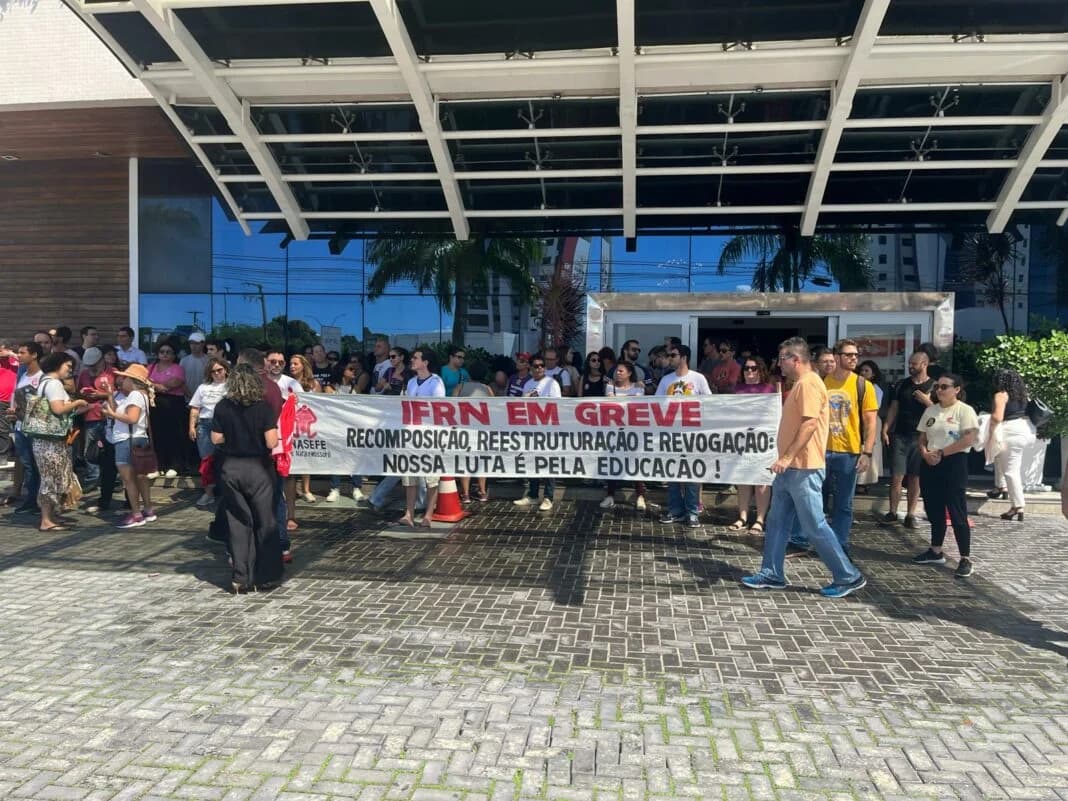 Servidores do IFRN protestam durante visita do Ministro da Educação em Natal