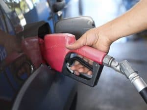 Conflito no Oriente Médio pressiona defasagem no preço da gasolina, que chega a 19%, diz Abicom