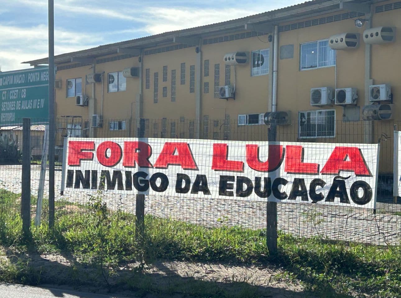 NADA SATISFEITOS: "Fora Lula, inimigo da Educação", diz faixa colocada na UFRN