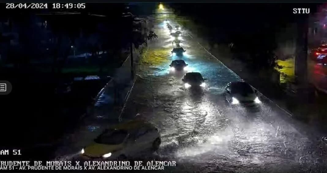 Chuvas causam alagamentos em Natal; veja vias afetadas