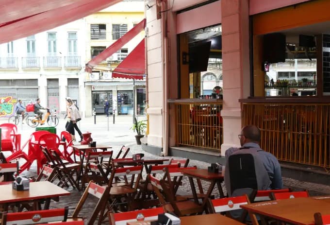 31% dos bares e restaurantes no país dizem ainda ter dívidas da época da pandemia