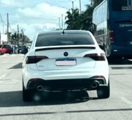 Carro bate em ciclista na Via Costeira e não presta socorro
