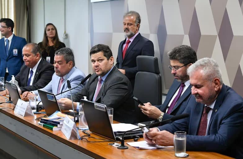PEC DO QUINQUÊNIO: Comissão do Senado aprova PEC que turbina salário de juízes e promotores