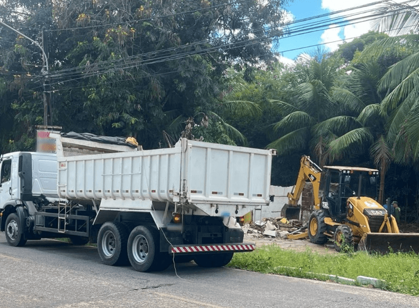 Semurb realiza demolição de ocupação irregular no Pitimbú
