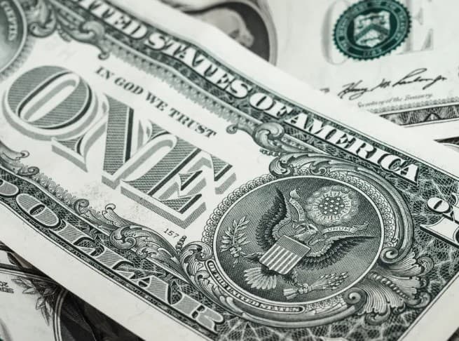 Dólar fecha no maior valor desde março de 2023 com revisão da meta fiscal e cenário externo