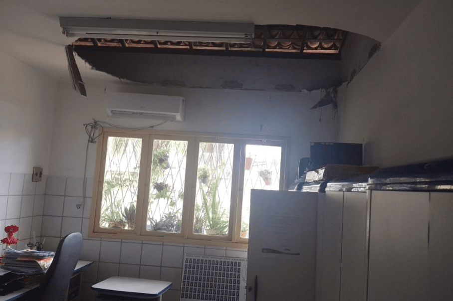 Teto de escola cai e quase atinge diretora em Natal