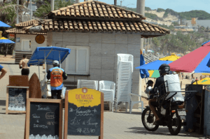 Falta de ordem atrapalha turistas em Ponta Negra