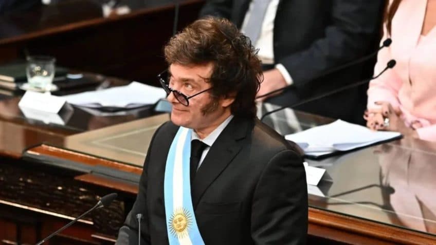 Governo Milei anuncia punição para “doutrinação nas escolas”