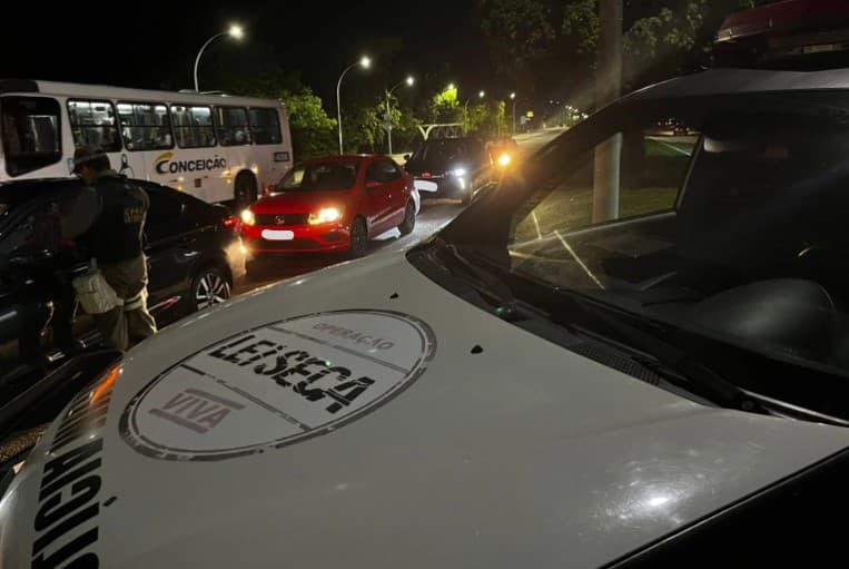 Lei Seca prende três e autua 27 condutores por dirigirem alcoolizados em blitz na avenida Roberto Freire