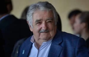 Ex presidente do Uruguai descobre tumor no esôfago aos 88 anos