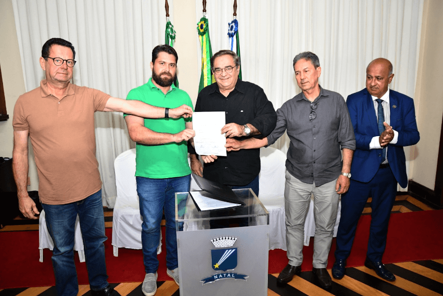 Prefeito Álvaro Dias assina ordem de serviço de novo lote de ruas do programa Asfalto Novo