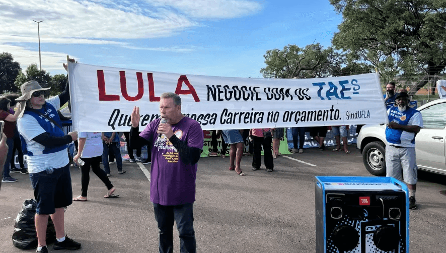 Grevistas protestam no Alvorada: ‘Lula só valoriza educação na mídia'