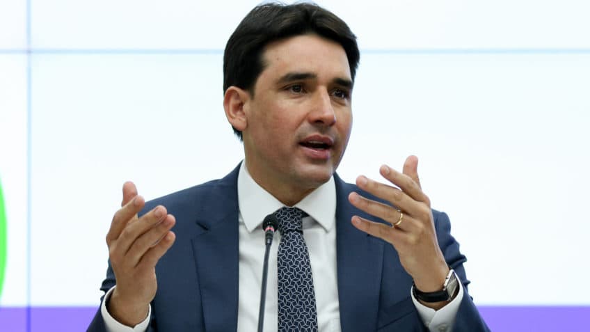 Voa Brasil começará a operar em abril, diz ministro