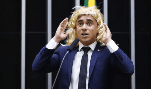 Mendonça rejeita notícia-crime que atribui transfobia a Nikolas por discurso com peruca