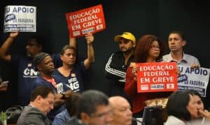 Servidores federais de educação iniciam greve na quarta-feira (3)