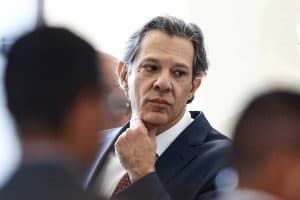 Governo Lula estuda elevar tributação de cigarros para ajudar a compensar desoneração