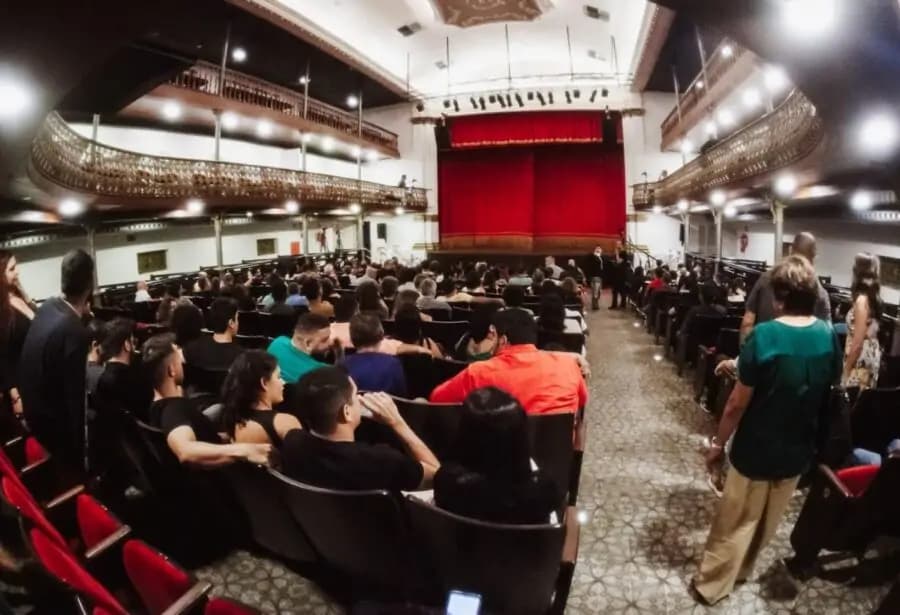Adolescentes infratores do RN são levados para festival musical em teatro como medida de “socioeducação”