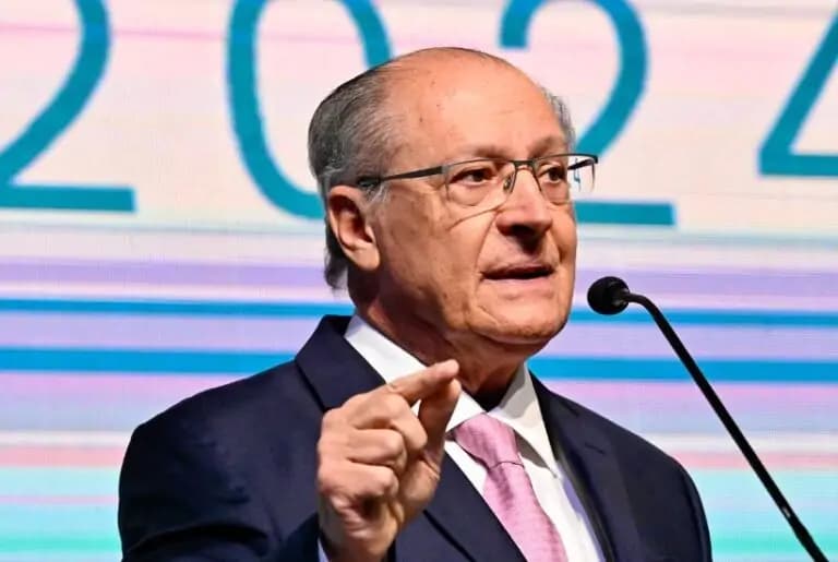 Alckmin rejeita avião da FAB e vai de classe econômica para a China