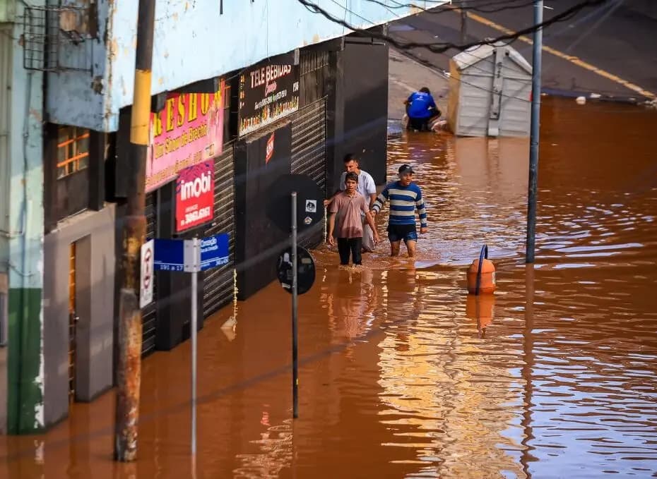 Sobe para 83 o número de mortos após enchentes que atingem o RS