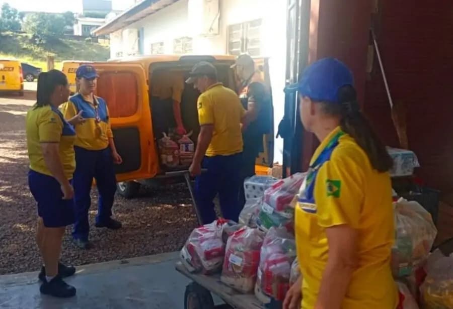 Correios suspendem coleta de roupas entre as doações para o Rio Grande do Sul; prioridade é água e alimentos