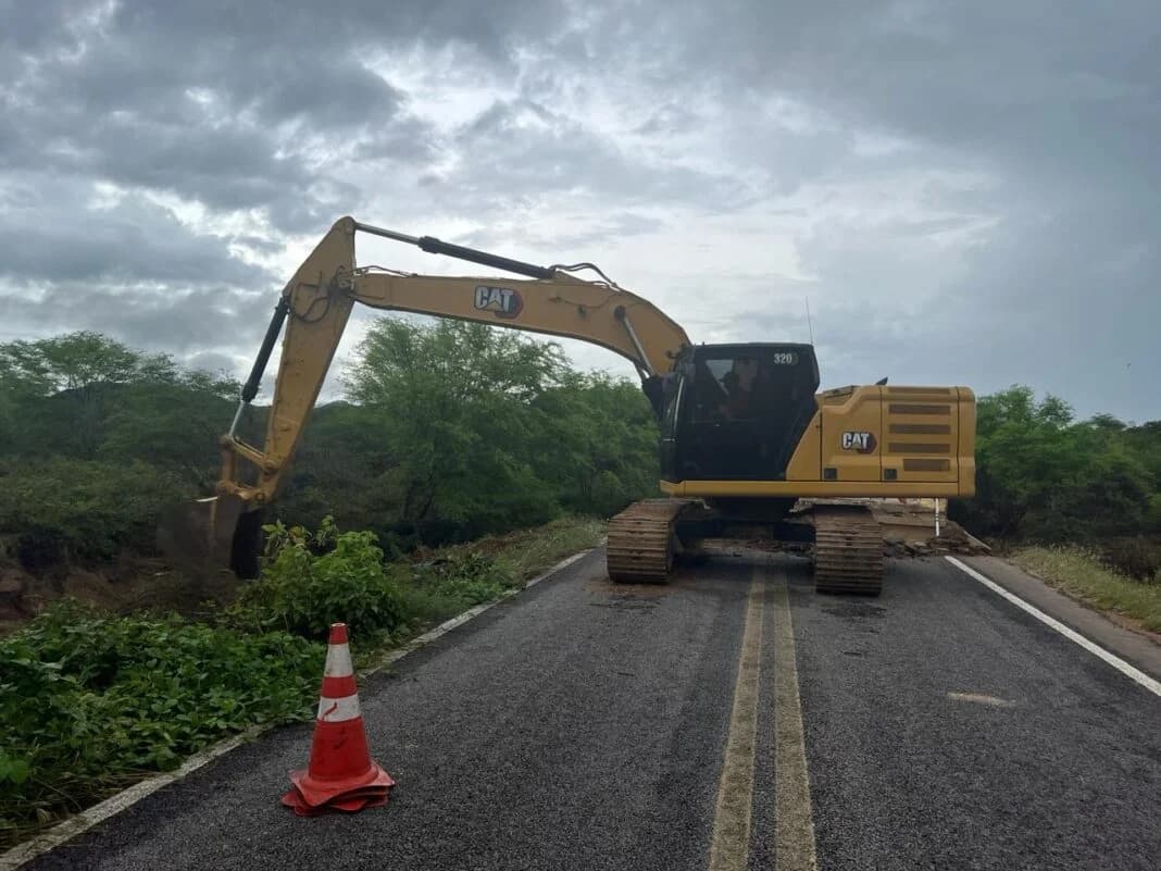 Serviços de conclusão do desvio na BR-304 são paralisados