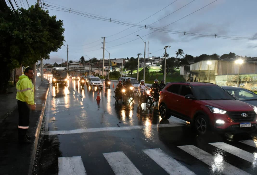 Faixa de ônibus acelera tempo de viagens na av. Felizardo Moura