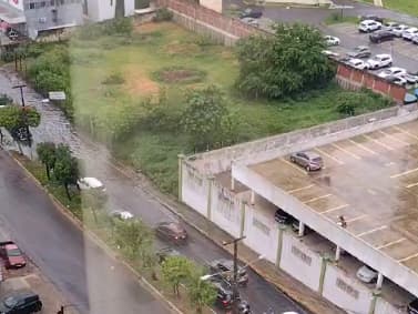 Ponto de alagamento afeta trânsito na Rua Jaguarari em Natal