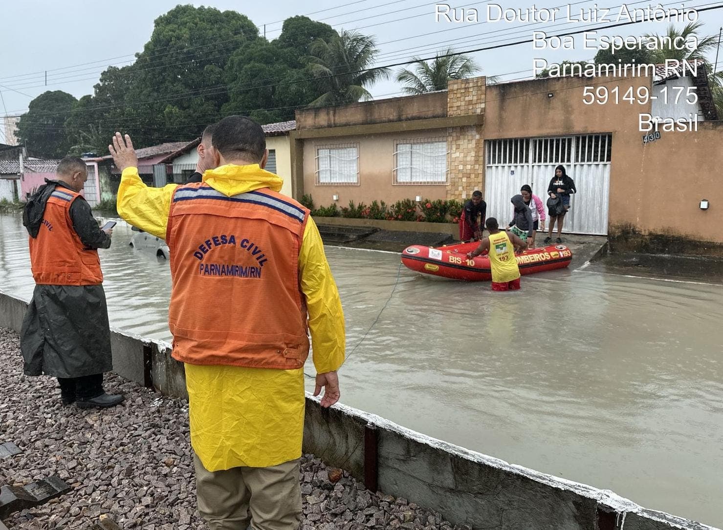 Após chuvas, família ilhada é resgatada em bote por bombeiros na Grande Natal