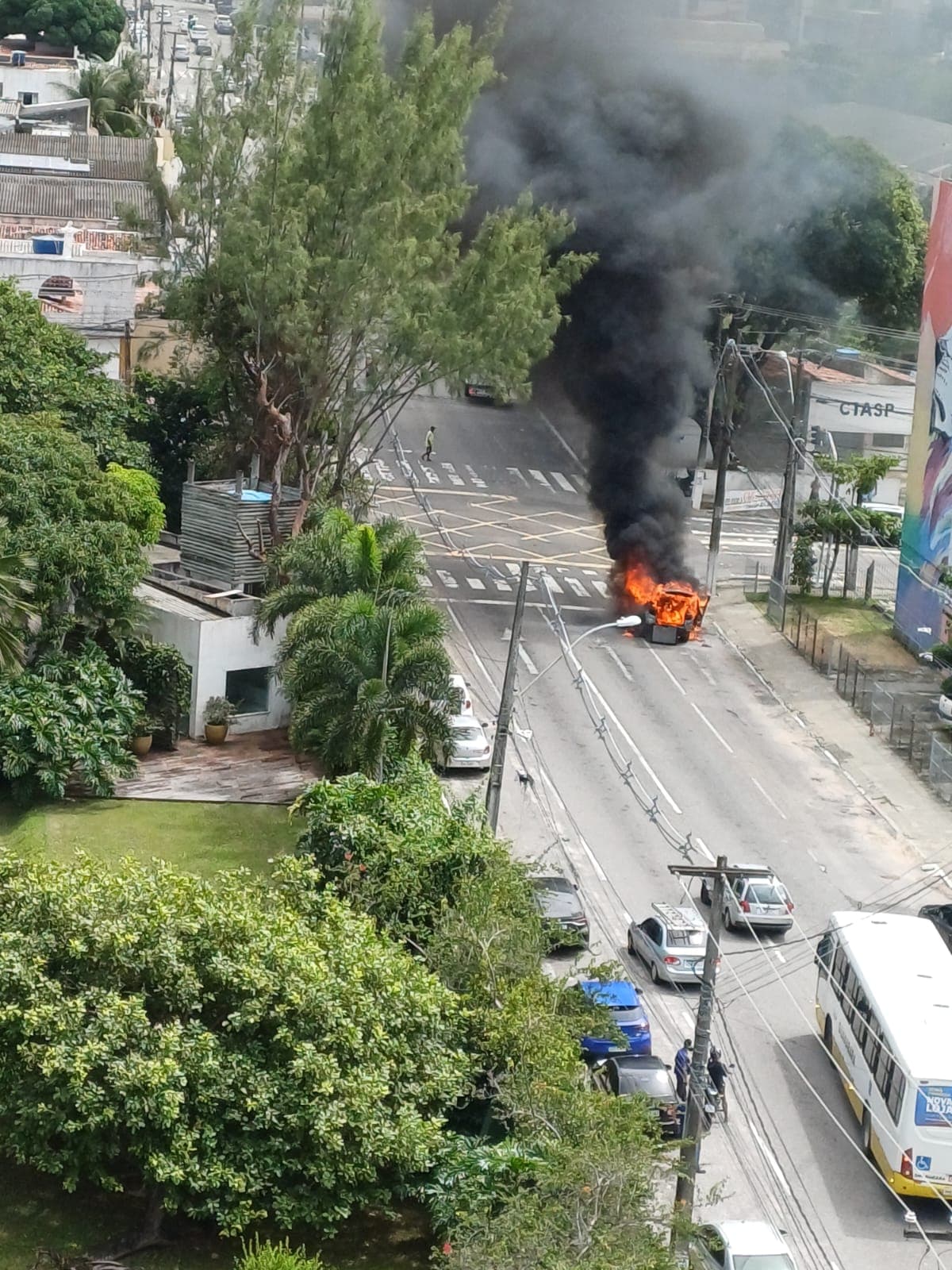 VÍDEO E FOTOS: Carro pega fogo no cruzamento das avenidas Romualdo Galvão e Miguel Castro