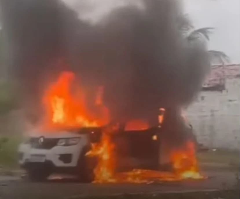 Carro pega fogo em avenida no bairro Planalto; Bombeiros avaliam causa