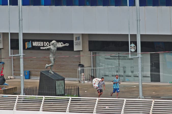 Arena do Grêmio é saqueada em meio a transtornos causados pelas chuvas no Rio Grande do Sul