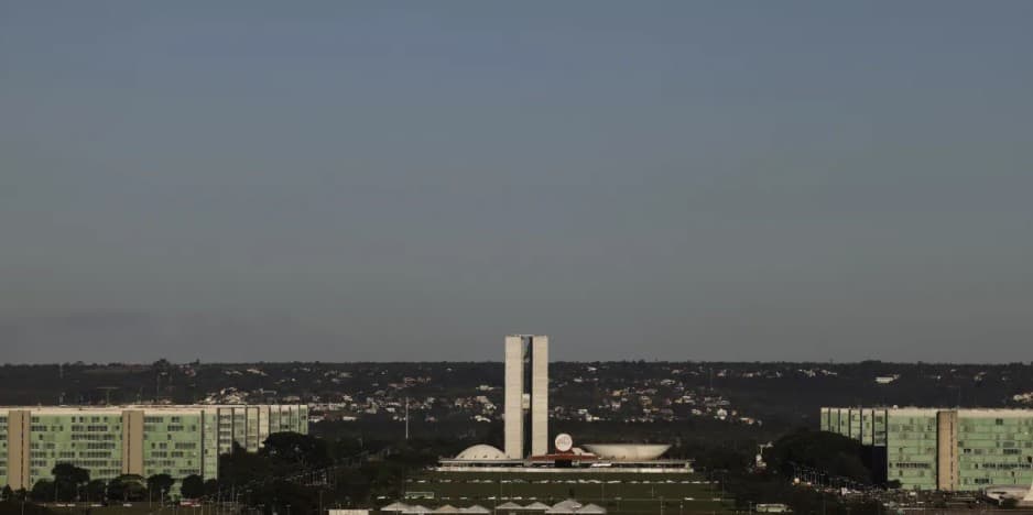 Governo Lula aumenta limite de gastos em R$ 15 bilhões e mantém previsão de déficit na meta em 2024.
