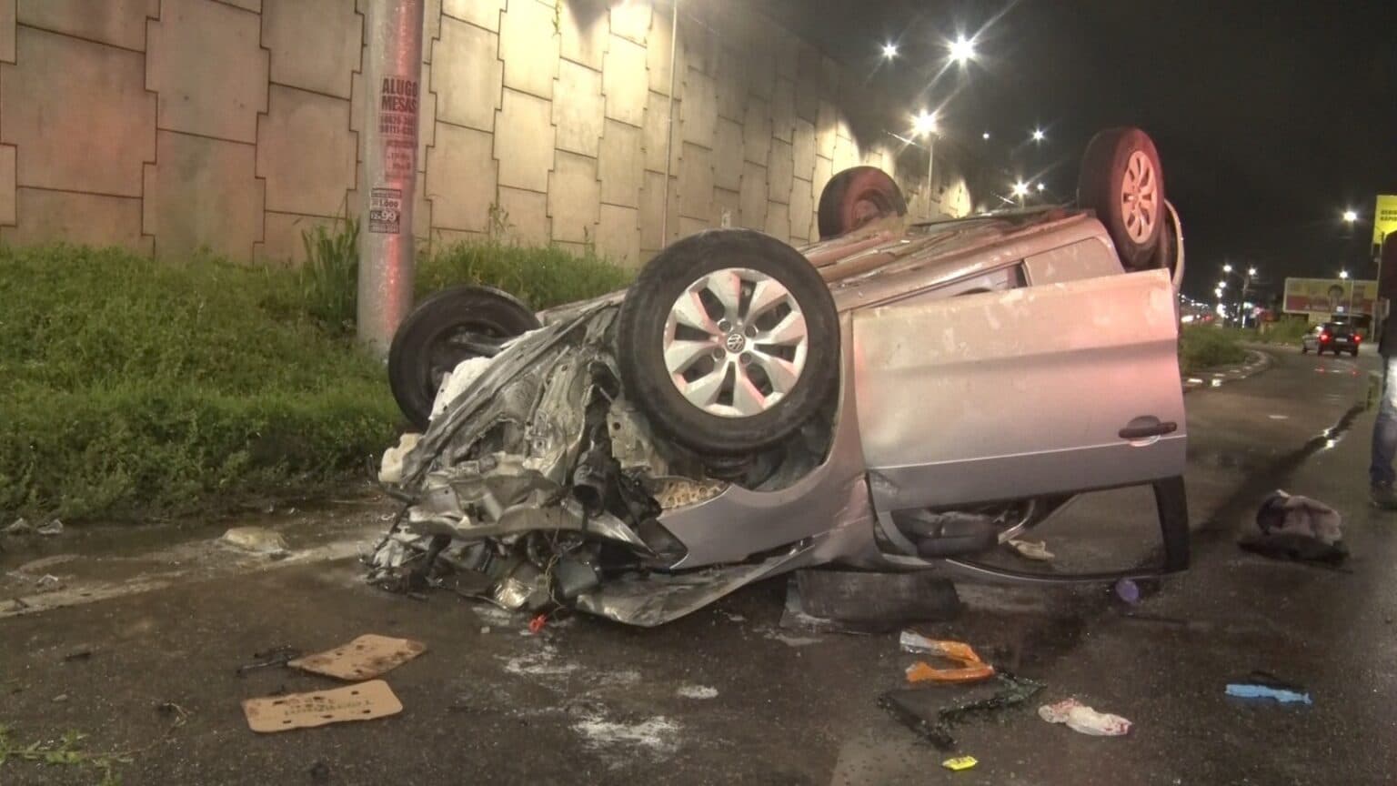 Casal finge ser cliente, rouba carro de motorista por aplicativo e capota na fuga em Parnamirim